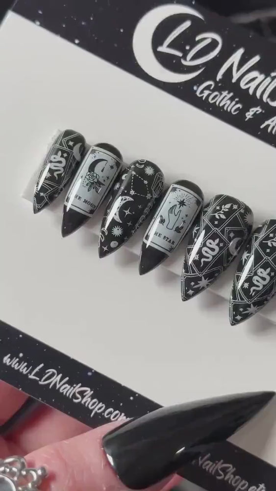 
                      
                        Load and play video in Gallery viewer, Tarot Luna, Gothic Press On Nails, Gothic Halloween Press Ons, Witchy Nails, Spooky Fall Nails, Reusable False Nails, Glue-on Nails
                      
                    