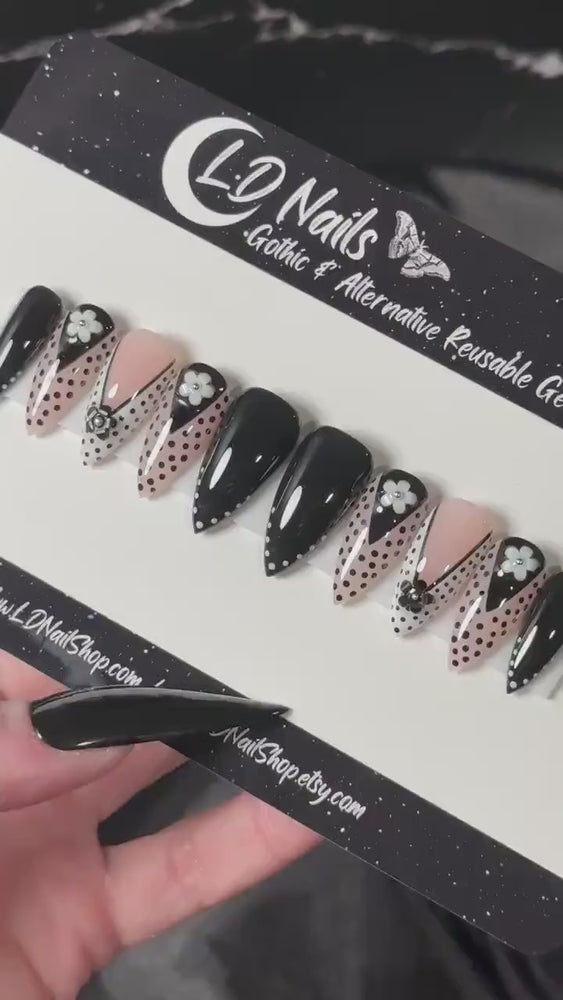 
                      
                        Load and play video in Gallery viewer, Gothic Daisy Press On Nails, Black and White Dotted Flower Nails, Goth Summer Nails, Witchy Nails, Reusable False Nails, Alternative Nails
                      
                    